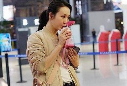 不要被摆拍的明星机场照骗了，这才是他们在机场真实的样子