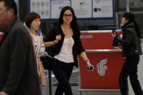 不要被摆拍的明星机场照骗了，这才是他们在机场真实的样子