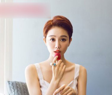 “美厨娘”姜妍超短发秀别样性感 盘点女明星超短发造型