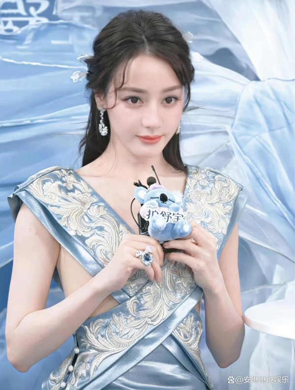 迪丽热巴直播造型引争议，造型师闵塔鲨审美遭粉丝质疑