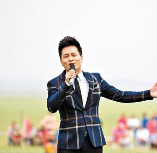 他是草根明星，被星光捧红后，低调做慈善，捞钱的明星好好反省