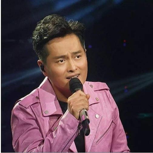 他是草根明星，被星光捧红后，低调做慈善，捞钱的明星好好反省