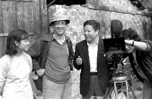 22年前的“芙蓉镇”,谢晋导演(中)和刘晓庆(左)都是意气风发,如今却天人两隔。本版图片为新华社资料图片