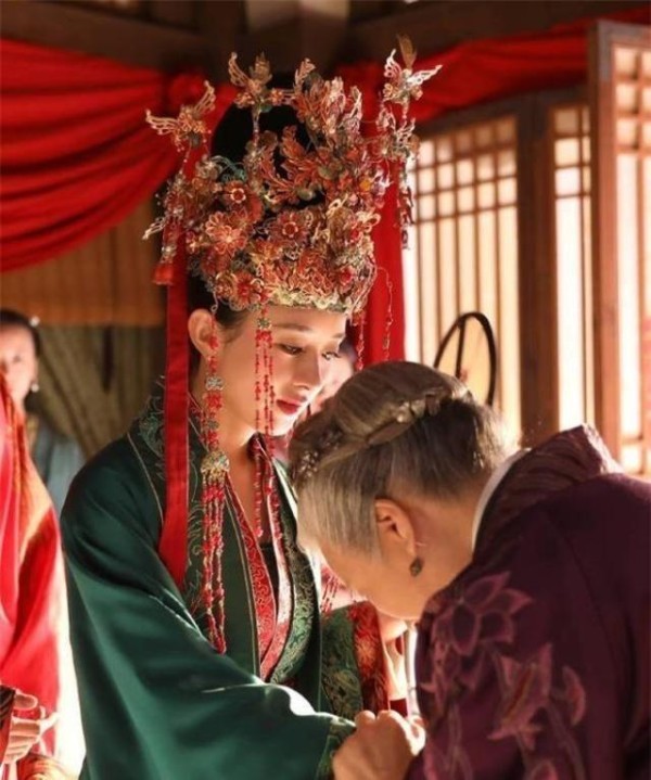 著名作者公开点评赵丽颖，演技不好台词功底还差？