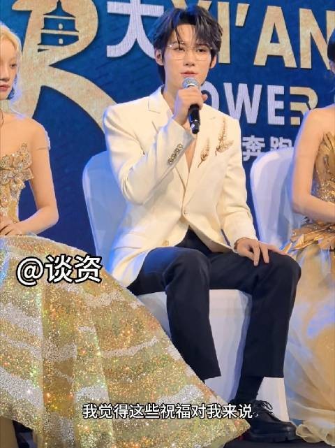 张真源采访被问到这次过生日有没有收到惊喜的礼物…
