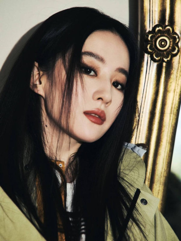 搜狐娱乐讯 5月23日，刘亦菲一组时尚大片释出，照片中她穿工装外套配短靴酷飒十足，黑长直造型直接化身摩登女王，时尚感满满。