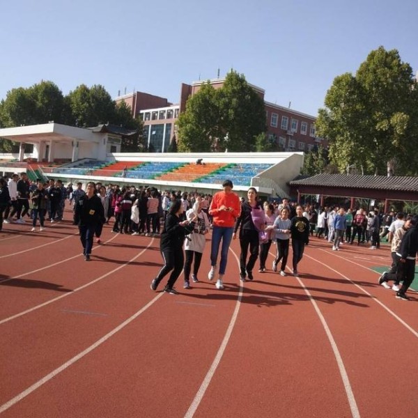 朱婷化身老师现场教学！明星效应改变家长对体育生的偏见