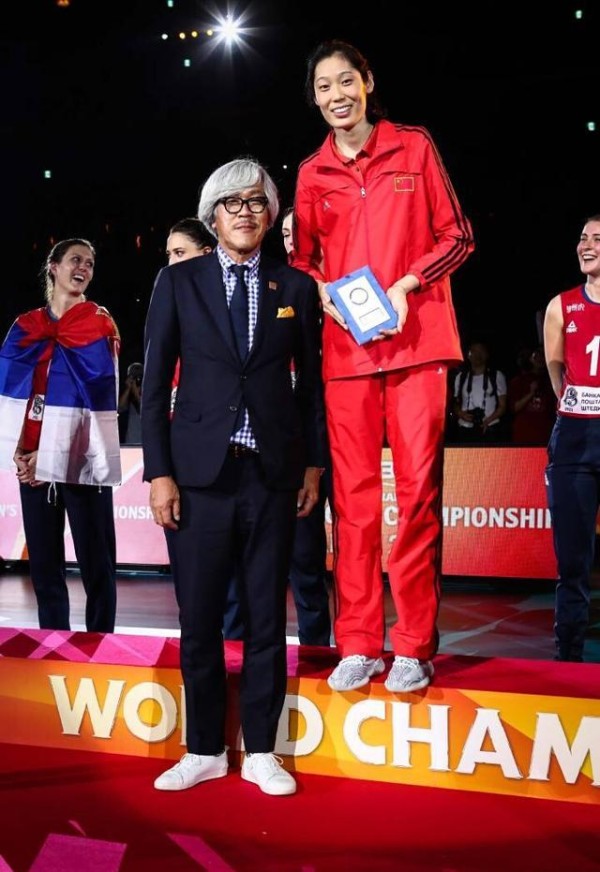 朱婷化身老师现场教学！明星效应改变家长对体育生的偏见