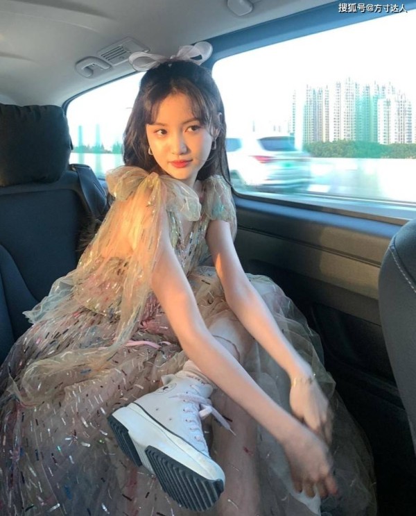 林小宅真会扮可爱，穿学生装甜美减龄，娃娃脸超吸睛