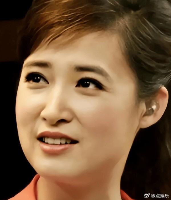 能力不输董卿，在央视低调三十年，如今竟发现她背景“不简单”