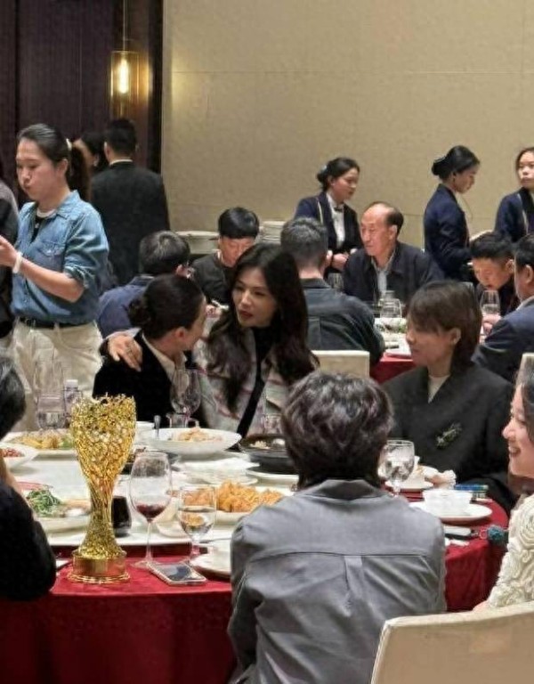 美女的友情太好磕！刘涛坐宋佳腿上聊天