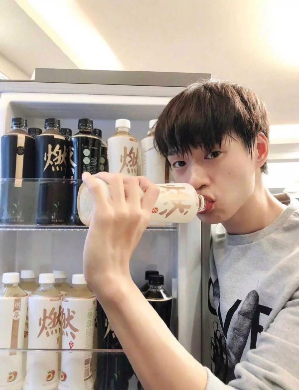 魏大勋演技爆火，粉丝被辱骂不敢开麦，网友：吃百家饭的明星粉丝