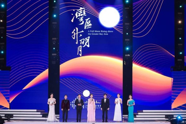 6月29日,“湾区升明月”2023大湾区电影音乐晚会在港举行,主持人在现场。 新华社 图