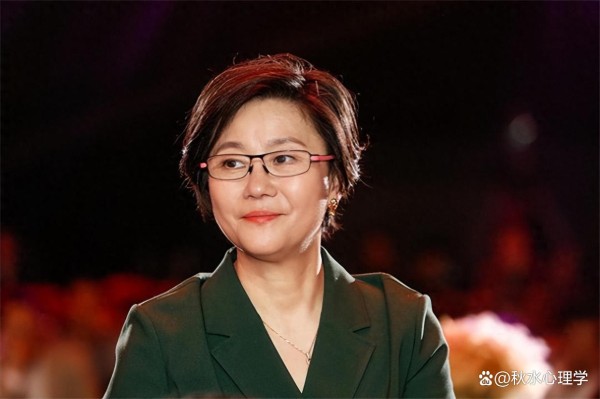 女导演李少红，捧红多位当红明星，当年主动追求老公，终获幸福