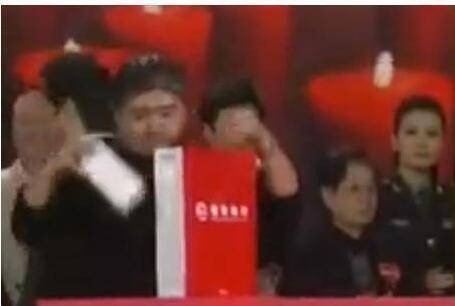 慈善晚会现场，刘欢捐款方式太吓人，赵本山出手太豪气，她们却让人愤怒!