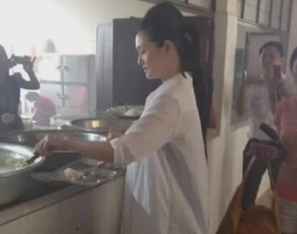 大S和汪小菲21年前做慈善照片：以前她好美，素颜也很有自信！
