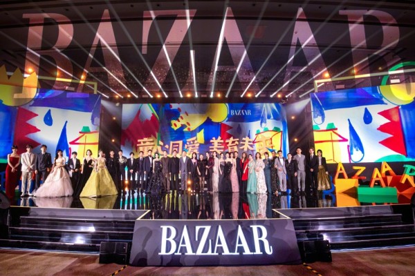 芭莎慈善夜大合照：61岁的惠英红站C位，杨幂地位高，宋茜被P上去了
