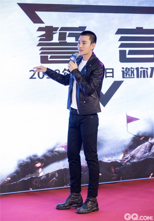 贾乃亮在《誓言》中饰演数学天才言少白，背负国仇家恨，他凭借超高的社交技巧，在危机四伏的环境中，始终坚守本心不惧牺牲，机智的与侵略者巧妙的周旋，一步步成长为兵棋高手，并借助兵棋推演预判战局，助力前线。除了在剧中与刘奕君、秦昊等人上演极致烧脑的兵棋博弈，发布会现场，贾乃亮也与多位主演一同参与主办方设置的脑力小游戏。而且完全没有用草稿纸，直接心算解出二元一次方程式，最终成功获得情报破解谜题。