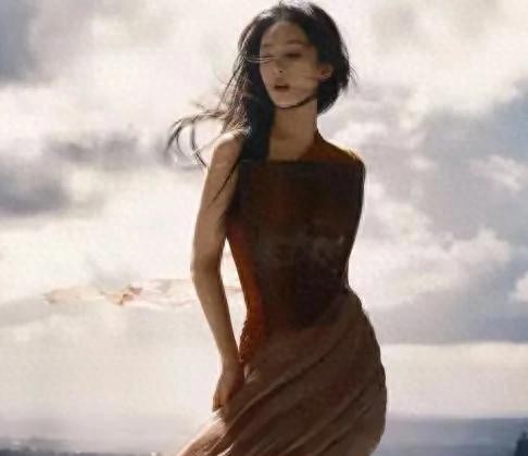 杨紫时尚芭莎6月封面颠覆认知 多元美学诠释高级脸新境界