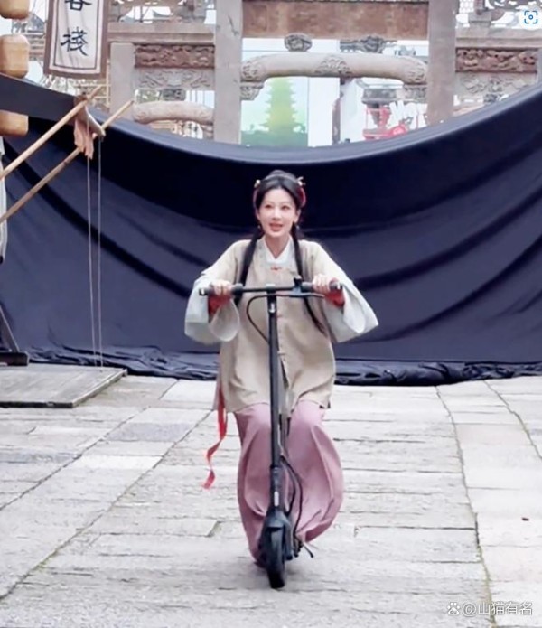 杨紫骑小电驴下班引热议：明星“烟火气”背后的真实与争议