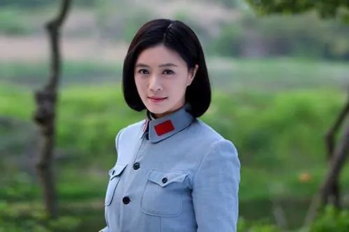演艺圈一颗炙手可热的新星 她曾是演艺圈的新星，事业当红未婚先孕