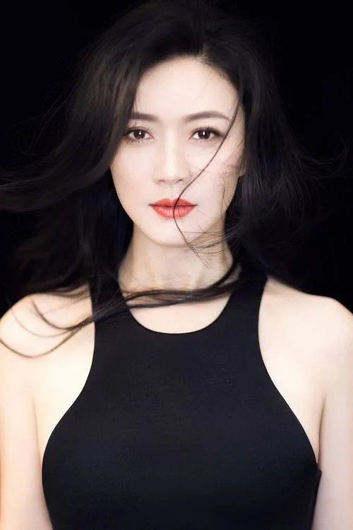 演艺圈一颗炙手可热的新星 她曾是演艺圈的新星，事业当红未婚先孕
