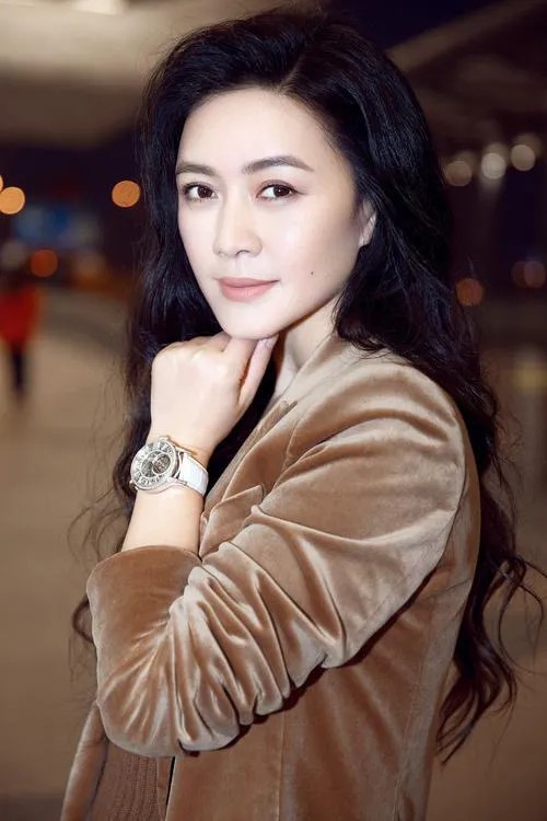 演艺圈一颗炙手可热的新星 她曾是演艺圈的新星，事业当红未婚先孕