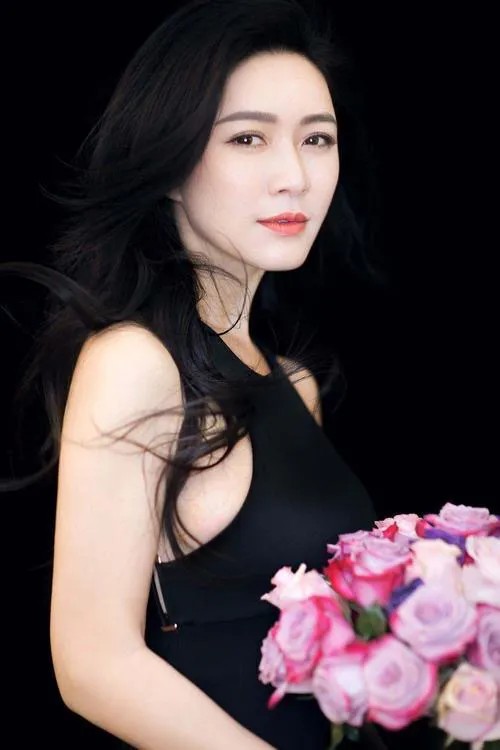 演艺圈一颗炙手可热的新星 她曾是演艺圈的新星，事业当红未婚先孕
