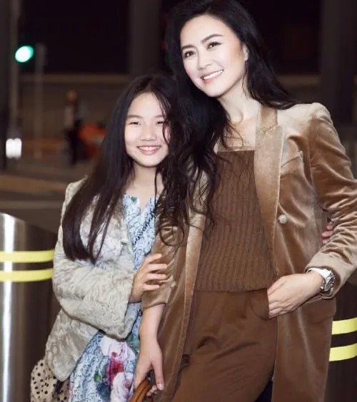 演艺圈一颗炙手可热的新星 她曾是演艺圈的新星，事业当红未婚先孕