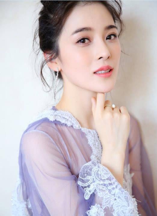 赵樱子曾参加美容皇后大赛，获最上镜的皇后，她是花瓶还是靠实力