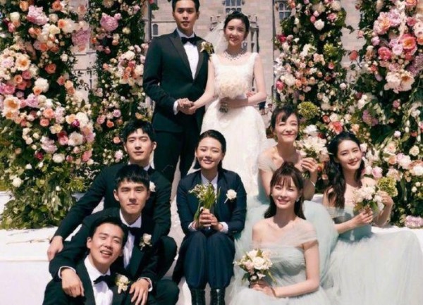 继张若昀唐艺昕后，又一男星官宣结婚，众多明星齐送祝福