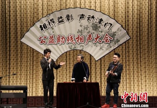 相声名家刘俊杰和儿子刘芃进行节目表演。　边思琪 摄