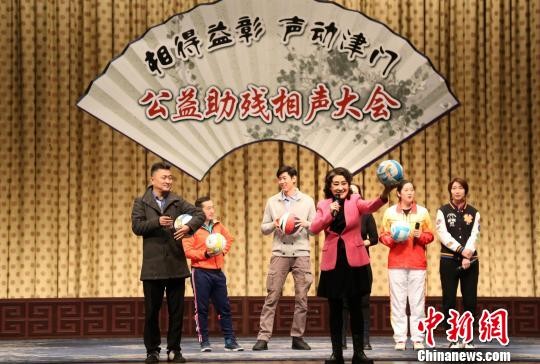 天津“老姑”胡珂瑜带着天津女排助理教练殷娜等文体明星进行义拍。　边思琪 摄
