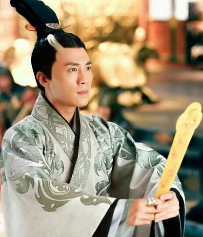 出道即演重要角色，09年堪称第一小生，现人气远不如李晨冯绍峰