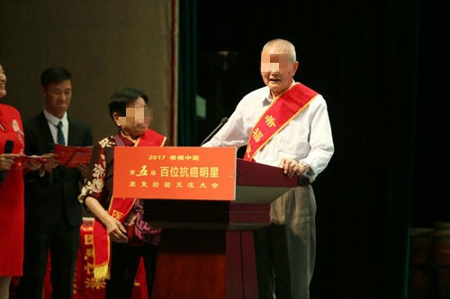 袁振义夫妻在现场时的照片