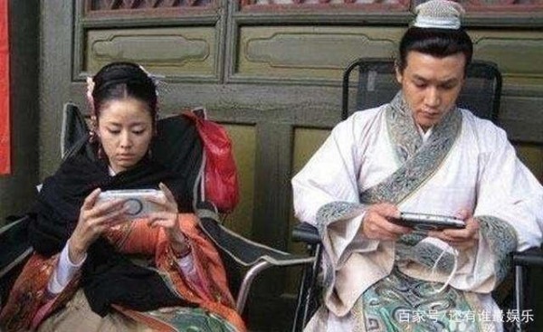 明星在片场休息时做什么？杨紫、佘诗曼太奇葩，只有朱一龙最敬业
