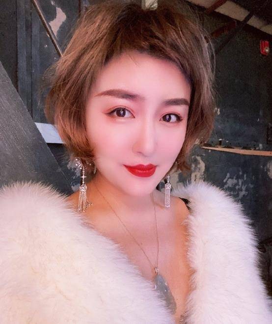 十八线喜剧演员成名经历与感情生活曾被赵本山力捧，自称为“爷”