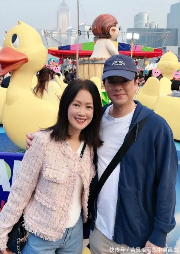 港星梁小冰结婚25周年，晒与马文才合照！称幸福就是一起变老