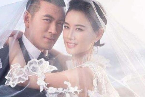 娱乐圈“和经纪人结婚”的4位明星，大张伟上榜，第三对太感人！