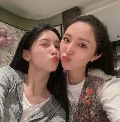 董璇周也贴脸亲亲庆生！跨龄闺蜜甜度超标，网友：这糖我能嗑一年
