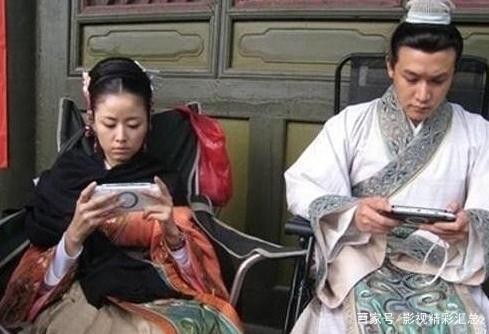 明星片场休息时间在干嘛？林心如打游戏机，唐嫣的表情亮了！
