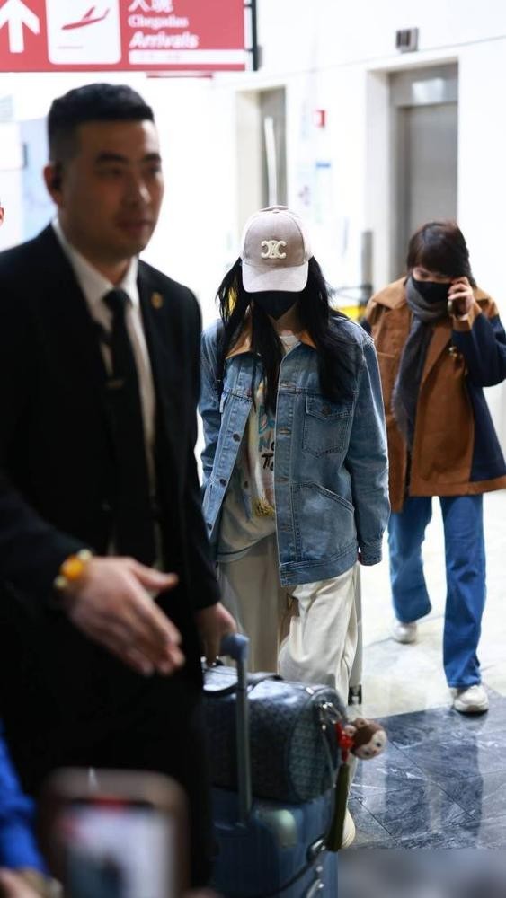 刘诗诗到达澳门机场穿蓝色牛仔衣走路仪态超赞