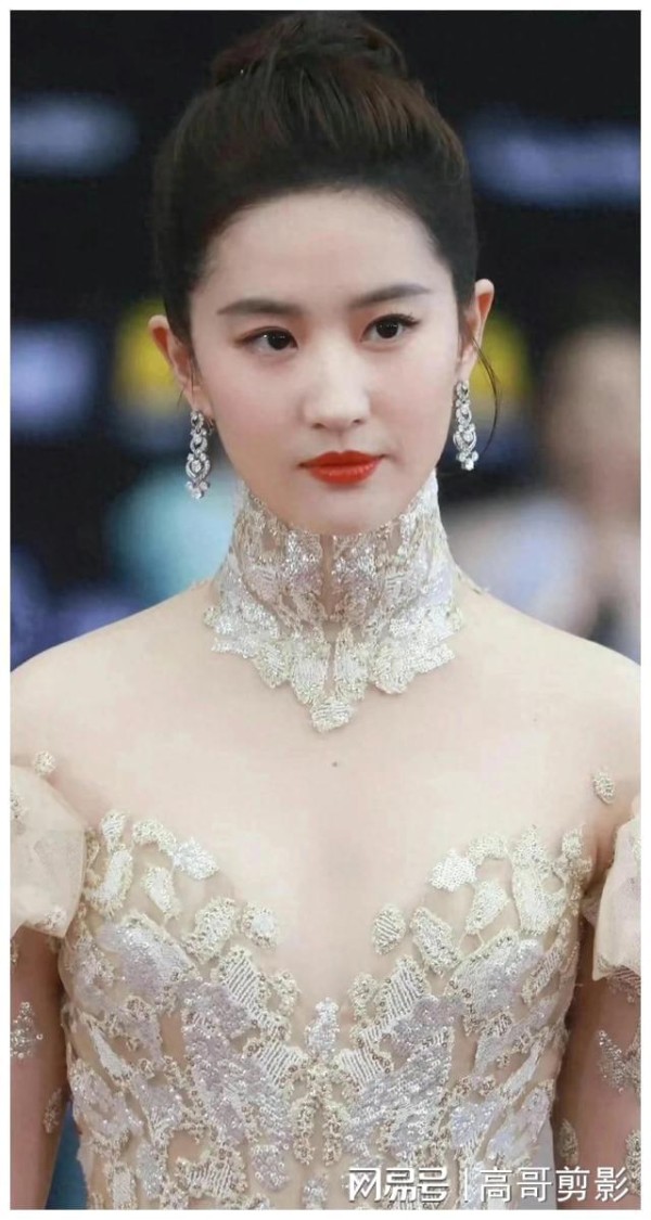 “2022年红毯翻车盘点：女星造型引热议，谁最惊艳谁最雷？”