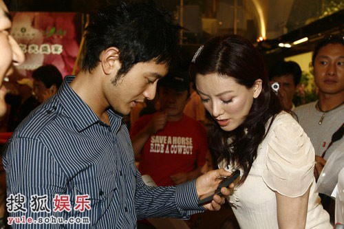 黄晓明忙交际大受追捧 与昔日艳星互留电话