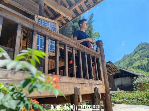 镜头为媒，他记录下“村味”