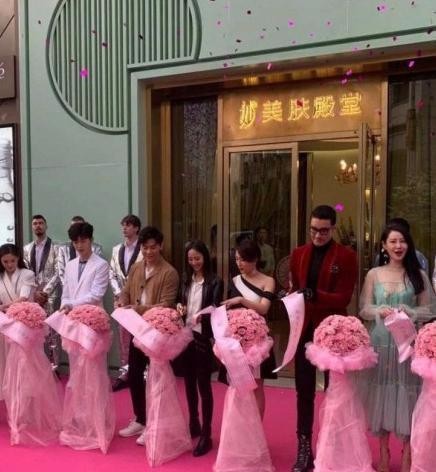 范冰冰开美容院众明星现身支持，百万办卡价格也只是她的副业
