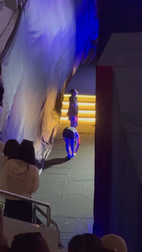 现场实拍，候场时，孙颖莎和伊藤美诚就在一起，不过两人没交流