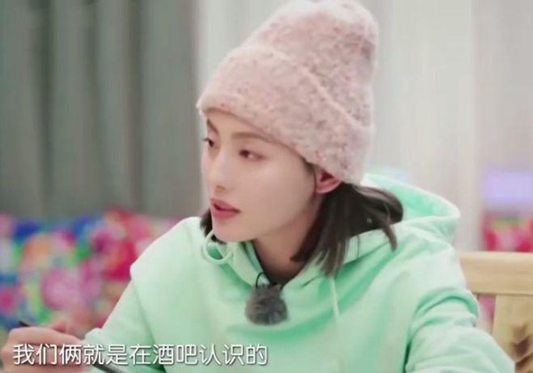 张嘉倪还能翻身？社交平台被禁言，黑历史遭扒，疑曾推秦岚下楼梯