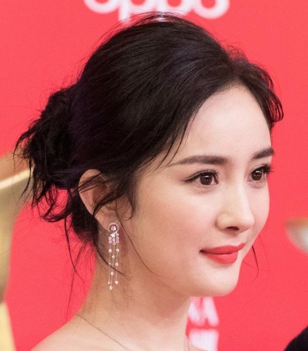 杨幂的闺蜜团很强大，唐嫣、迪丽热巴、戚薇，还有称霸娱乐圈的她