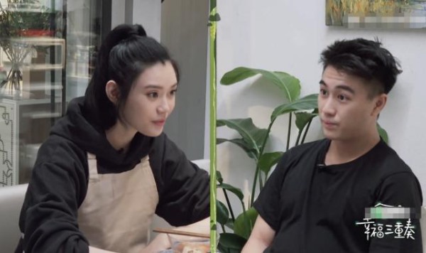 奚梦瑶突然起身要拿何猷君手机，谁注意他的反应？暴露夫妻亲密度